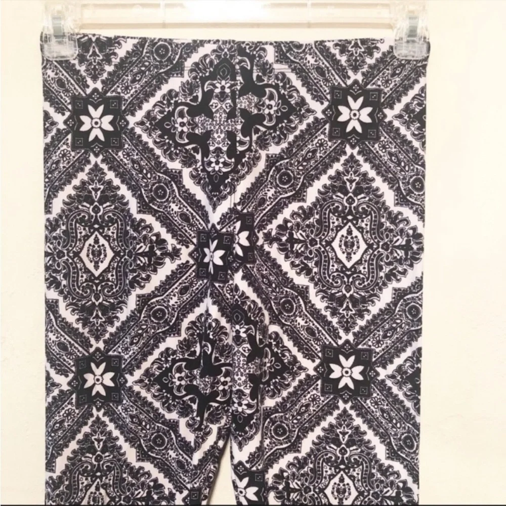 Cute Fancy Fans Black & White Patterned Leggings - Size S/M - Picture 5 of 9